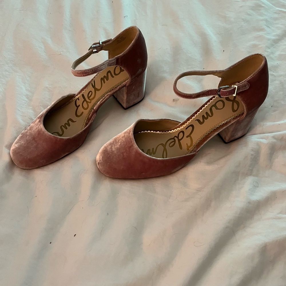 Sam Edelman low heeled velvet pump in color “clover” (soft blush). Size 8.5